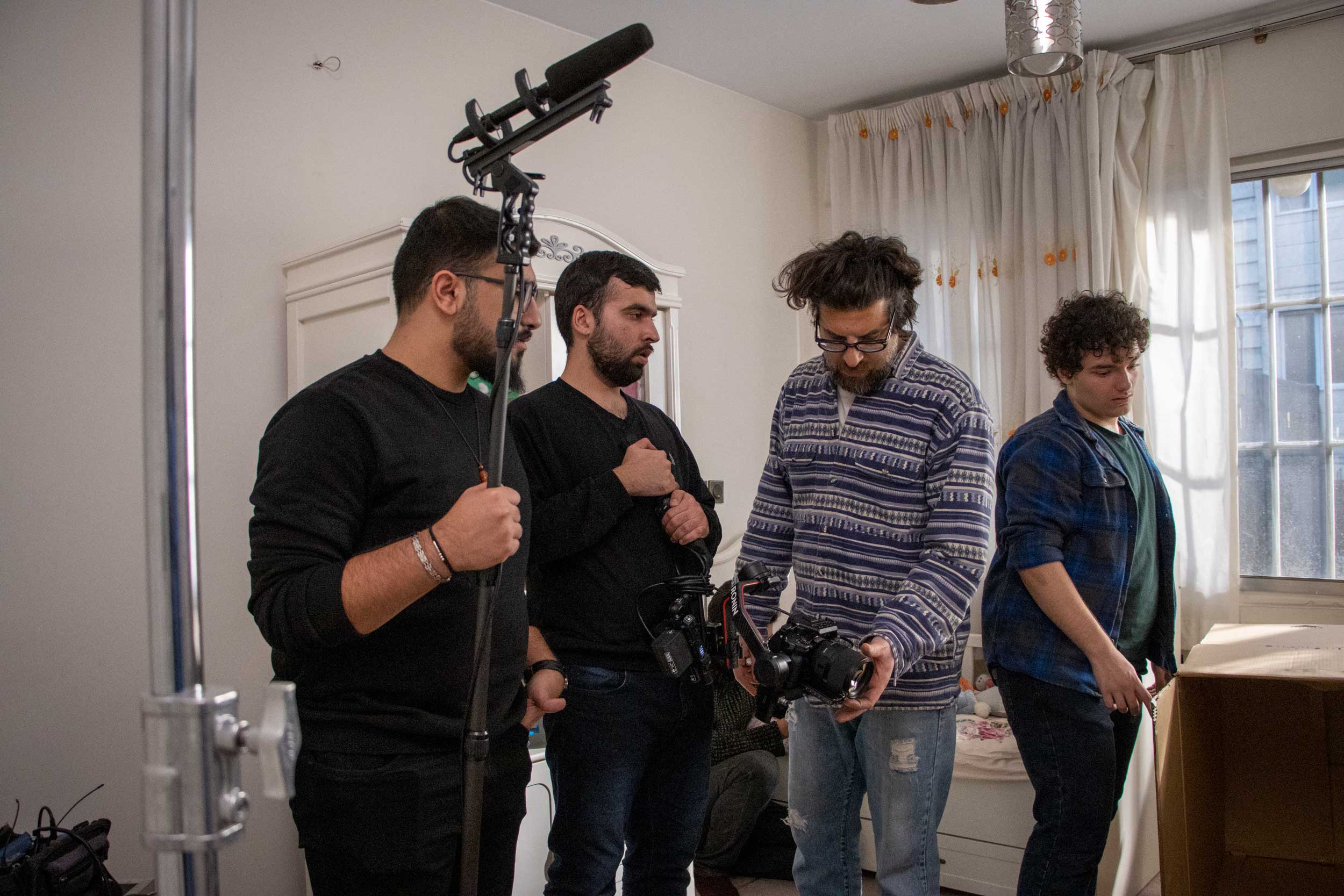 احسان نادری تصویربردار در پشت صحنه فیلم کوتاه شکستنی